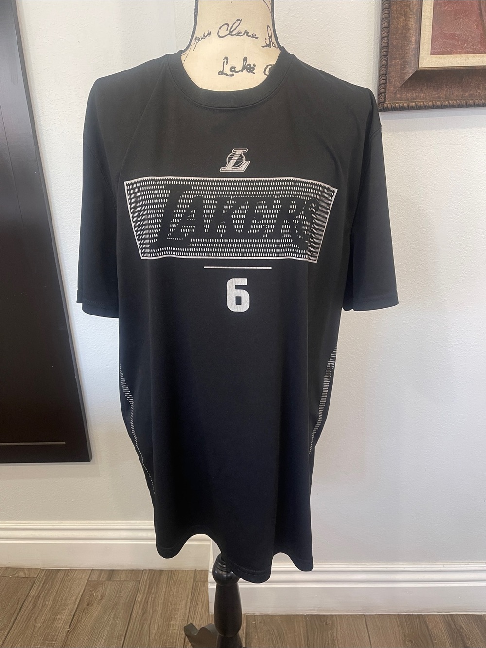 NBA 🏀 Black Man Lakers Graphic Jersey Tee with “James” “Number 6”- Size XL